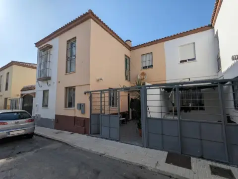 Chalet pareado en calle de Batea, 17